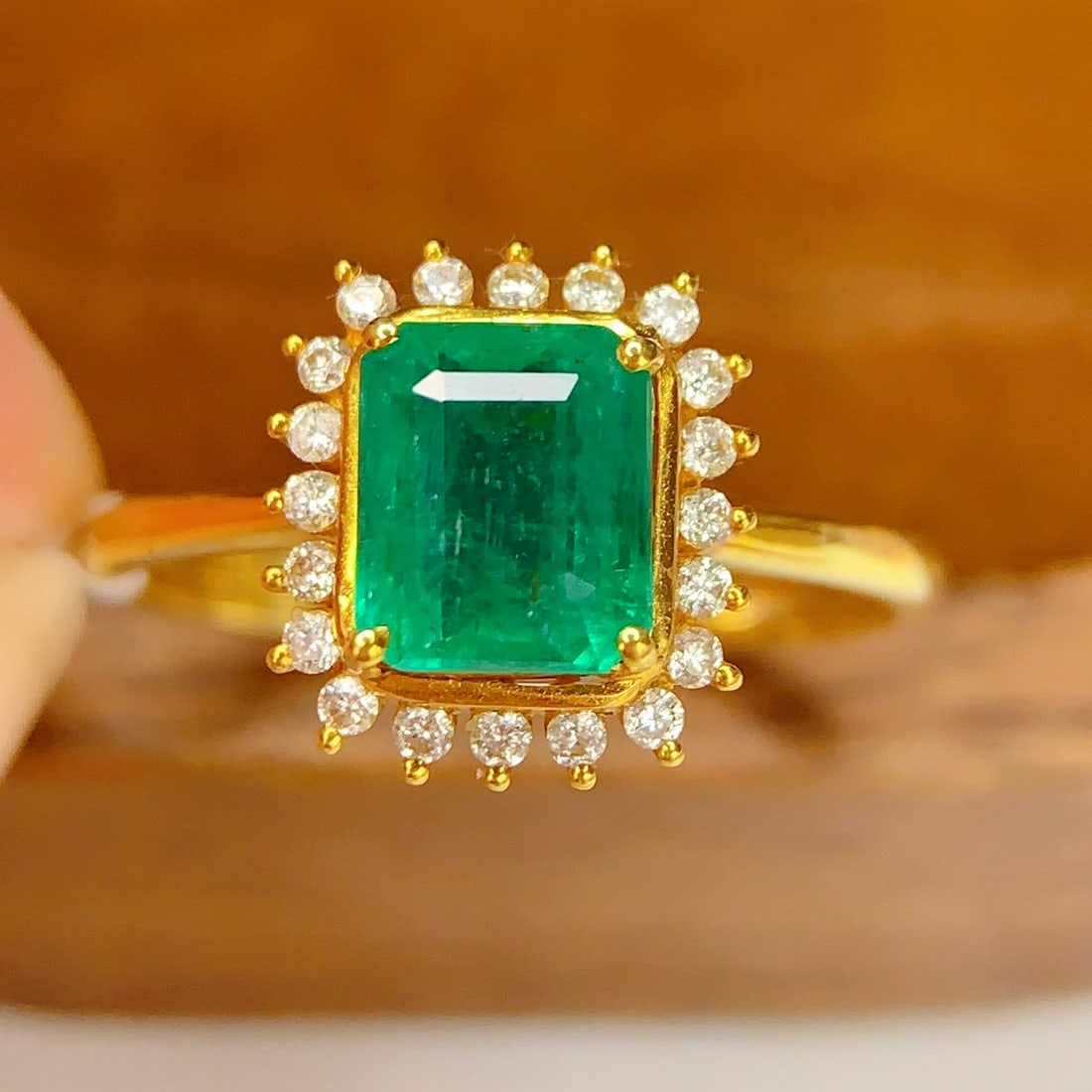 14k Gold 1.8 Ct Natural Emerald & Diamond Ring - 4