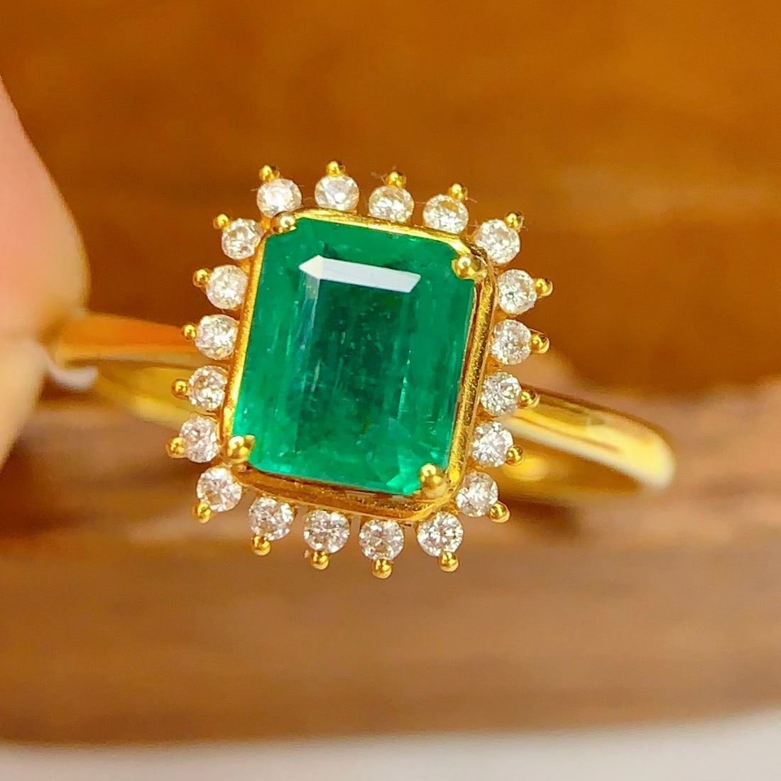 14k Gold 1.8 Ct Natural Emerald & Diamond Ring - 5