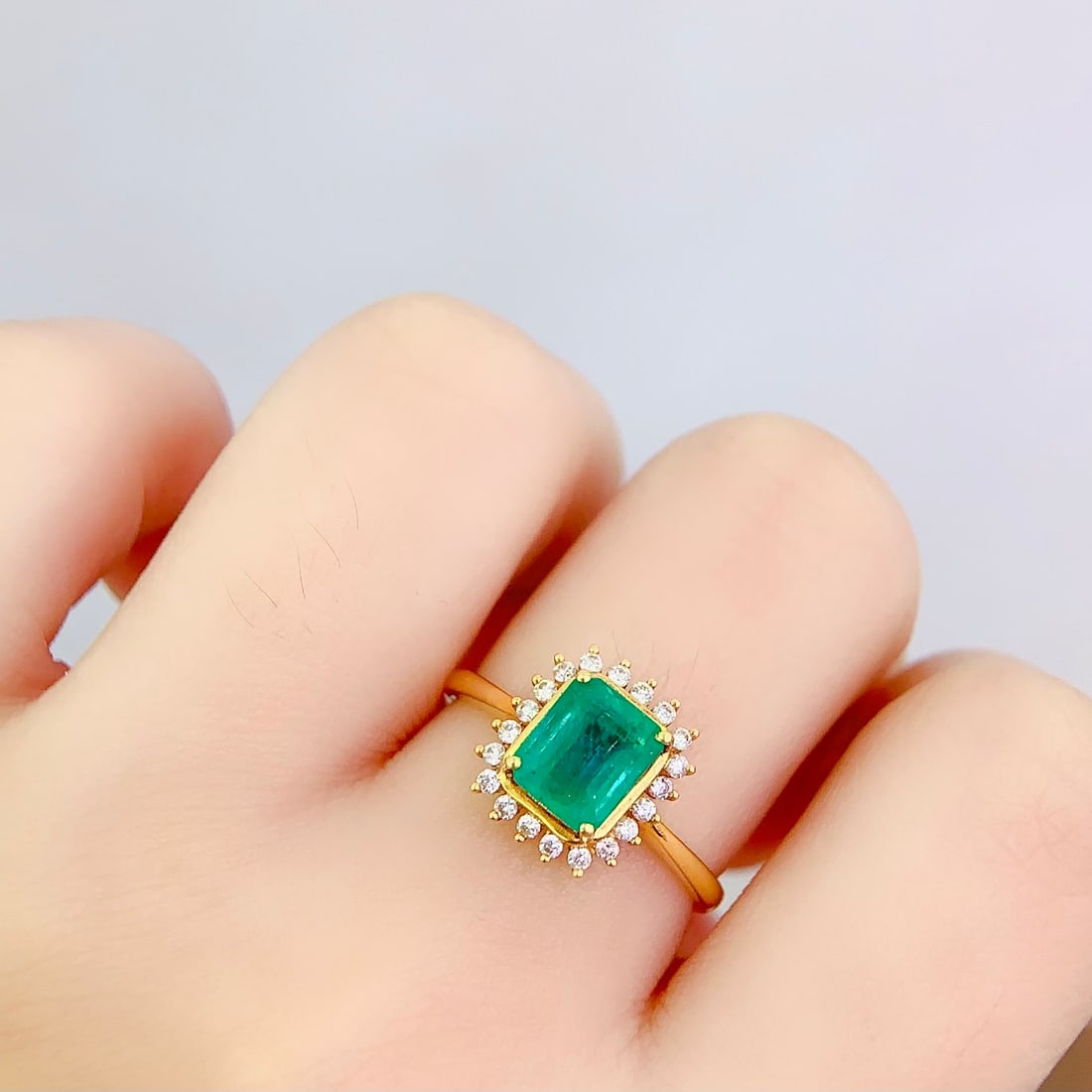 14k Gold 1.8 Ct Natural Emerald & Diamond Ring - 6
