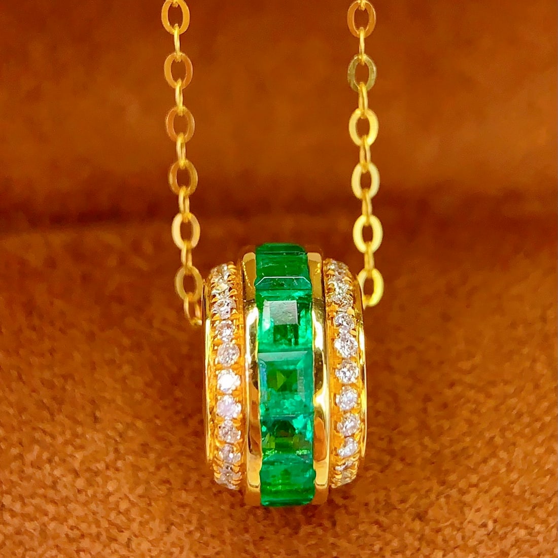 14k Gold 1.5 Ct Vivid Green Natural Emerald & Diamond Necklace: Ref:231120199 // gold content:14k gold // main gemstone:emerald // shape:square // carat weight:1. 5ct // color:vivid green // treatment:natural // // adjacent gemstone 2 : diamond // number of