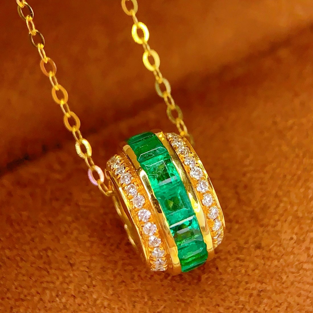 14k Gold 1.5 Ct Vivid Green Natural Emerald & Diamond Necklace - 2