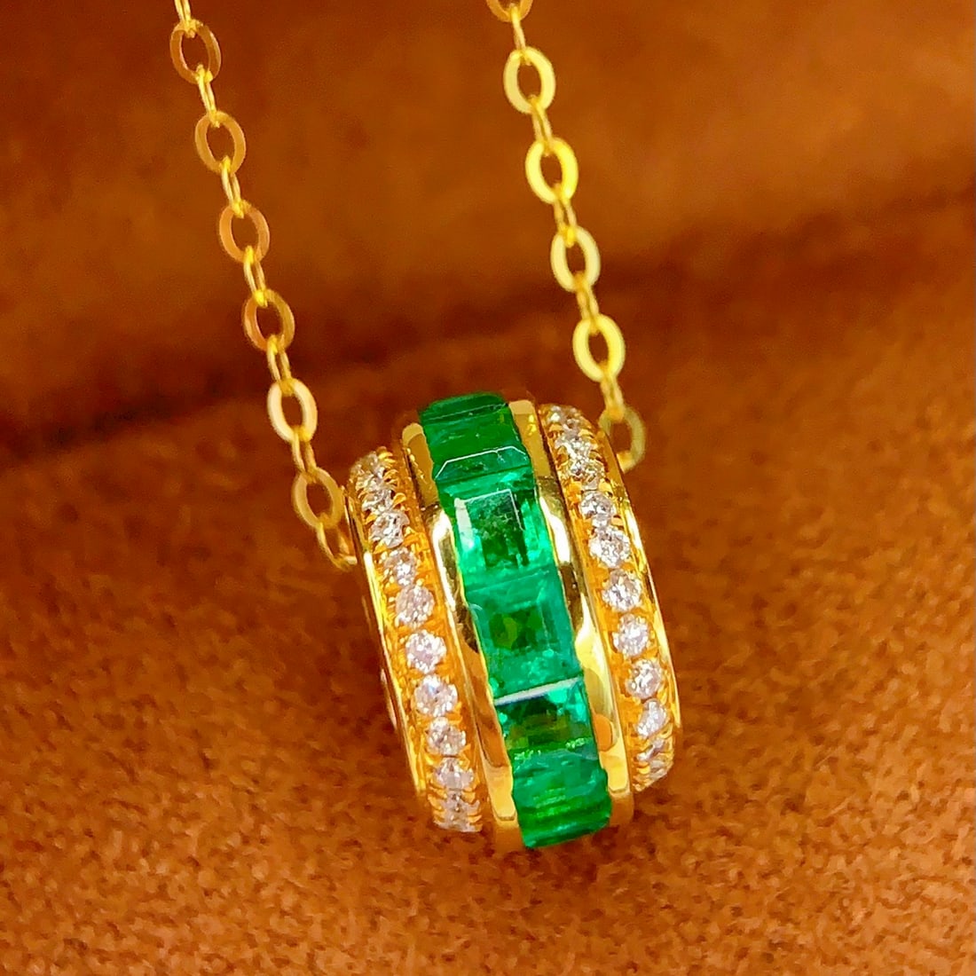 14k Gold 1.5 Ct Vivid Green Natural Emerald & Diamond Necklace - 4