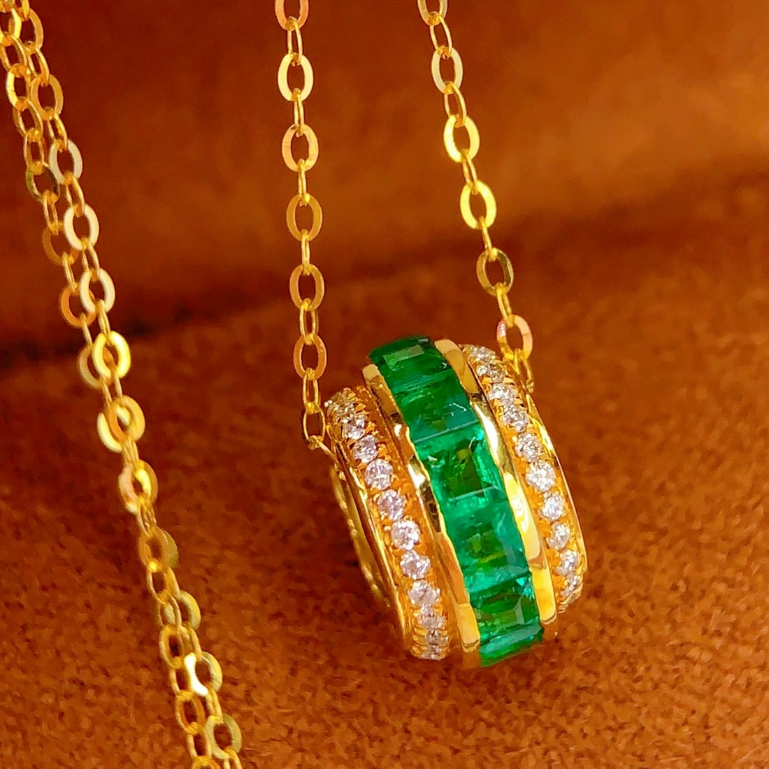 14k Gold 1.5 Ct Vivid Green Natural Emerald & Diamond Necklace - 6