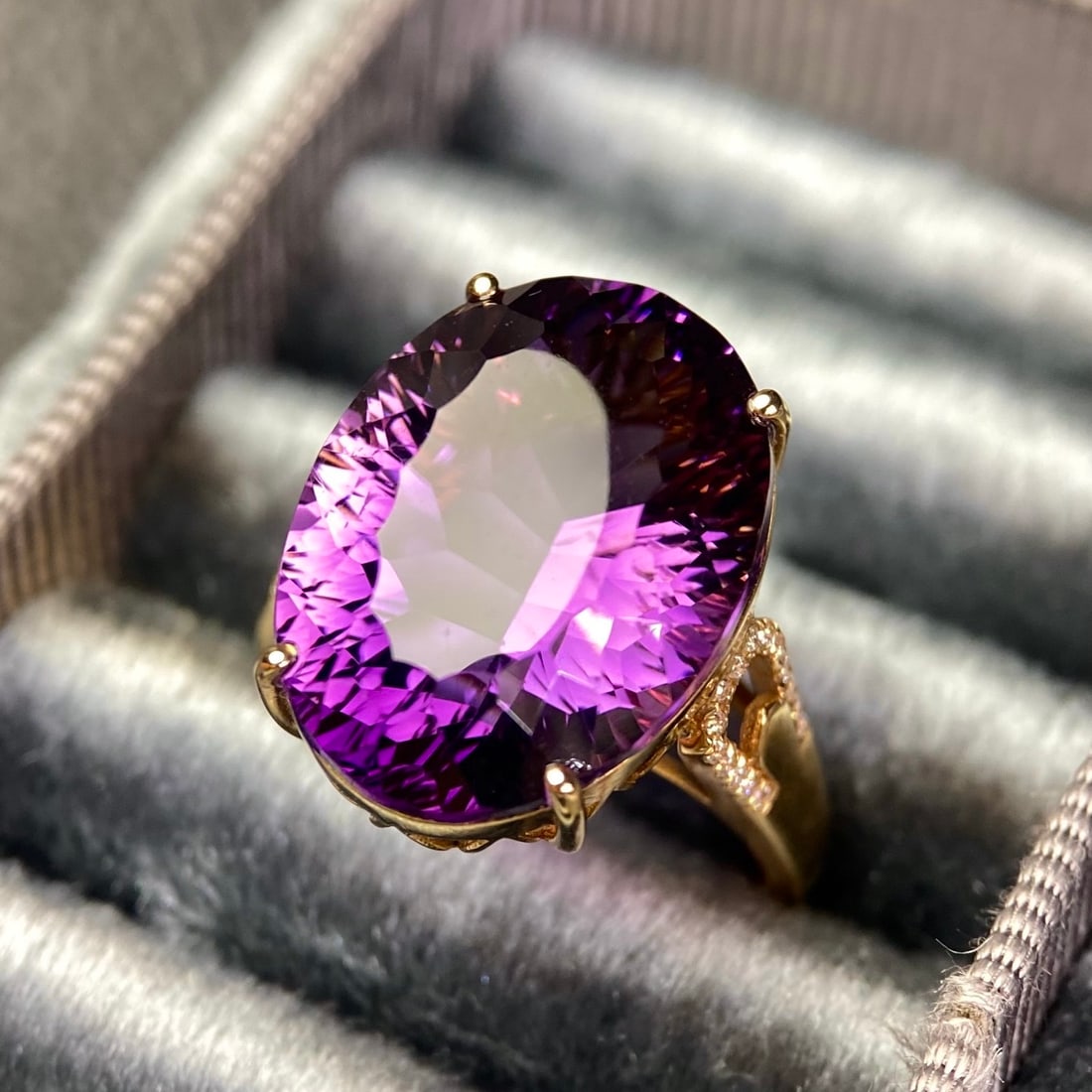14k Gold 13.7 Ct Natural Amethyst & Diamond Ring: Ref:231120282 // gold content:14k gold // ring size:7. 25us // // main gemstone:amethyst // shape:oval // carat weight:13. 7ct // color:purple // treatment:natural // // adjacent gemstone 2 : diamond