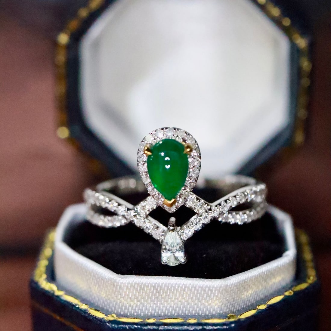 14k Gold 0.81 Ctw Vivid Green Natural Emerald & Diamond Ring: Ref:231120305 // gold content:14k gold // ring size:7. 25us // // main gemstone:emerald // shape:pear // carat weight:0. 56ct // color:vivid green // treatment:natural // // adjacent gemstone 2 :