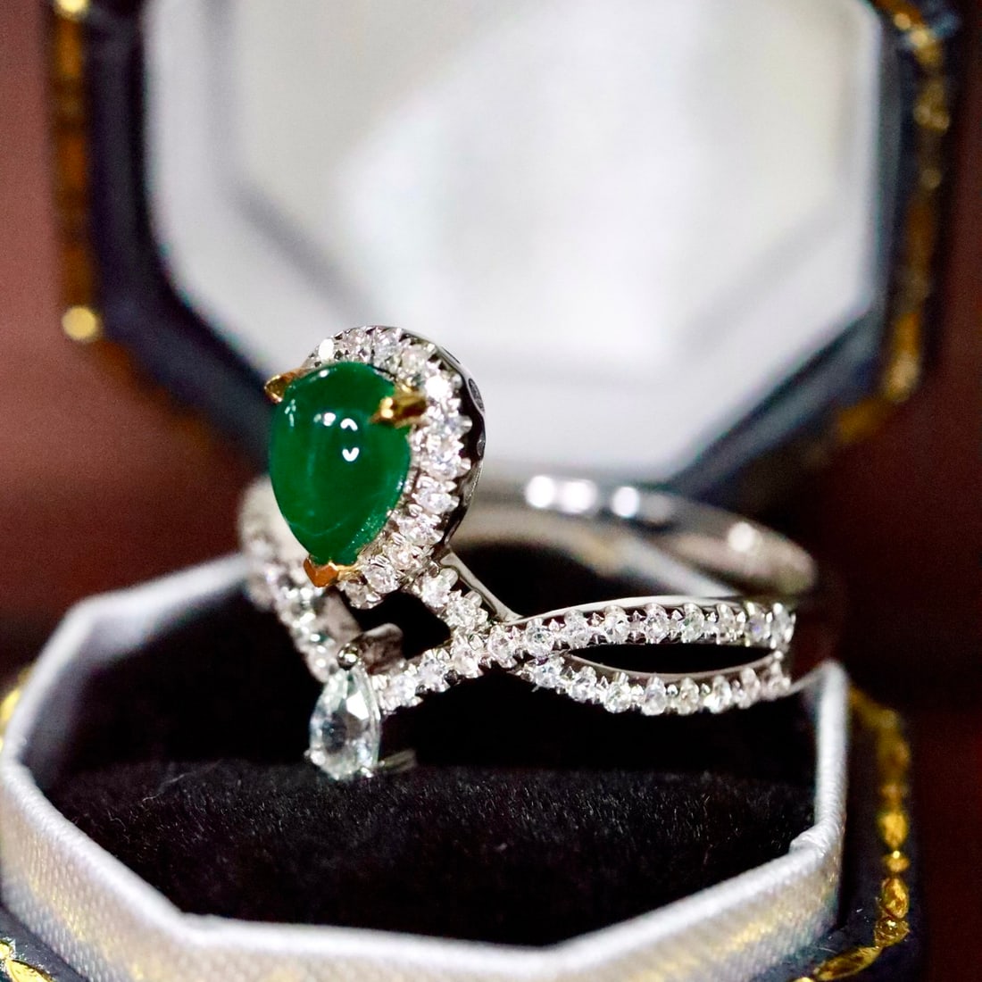 14k Gold 0.81 Ctw Vivid Green Natural Emerald & Diamond Ring - 2