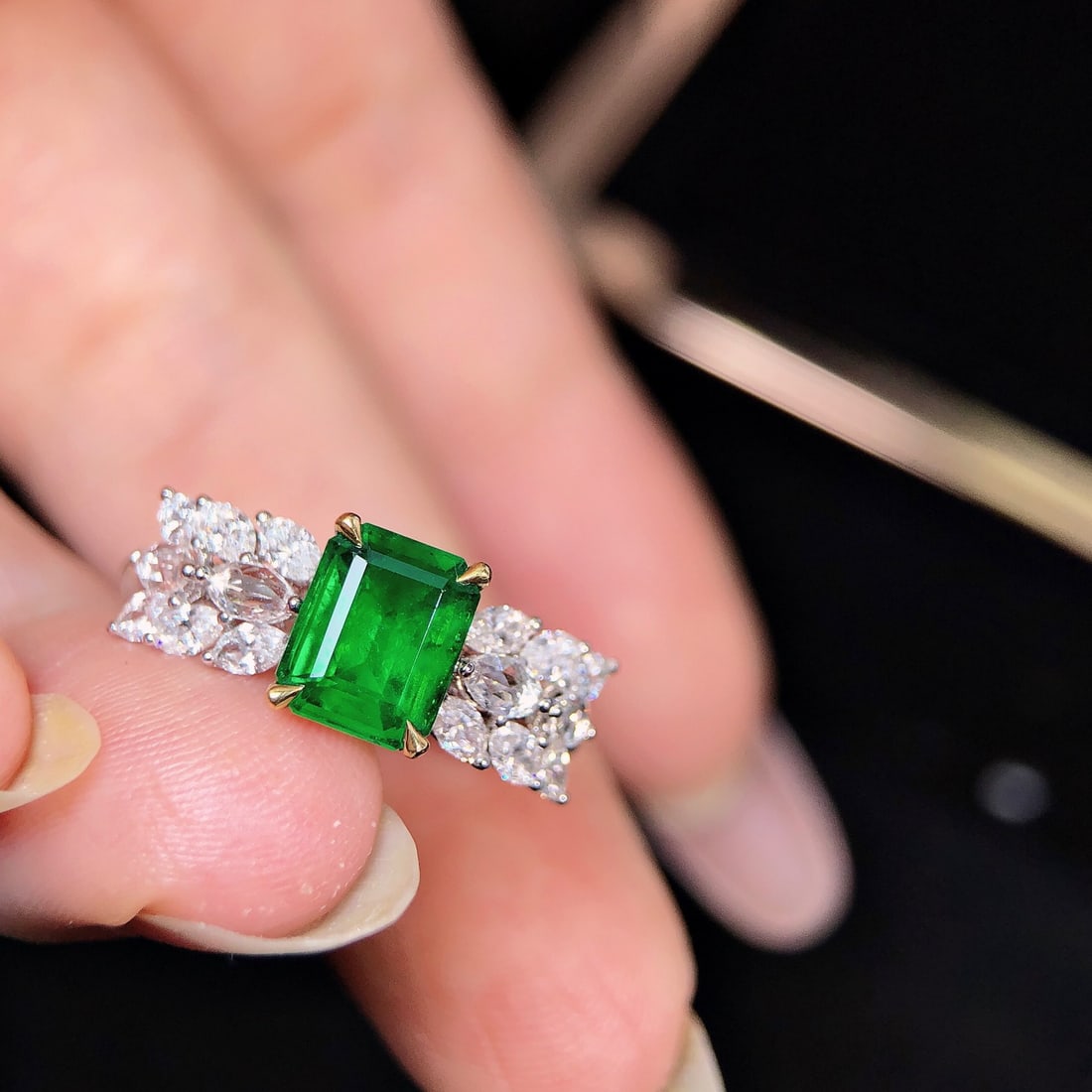 14k Gold 2.07 Ctw Vivid Green Natural Emerald & Diamond Ring - 2