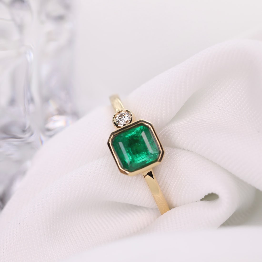 14k Gold 0.6 Ct Vivid Green Natural Emerald & Diamond Ring - 7