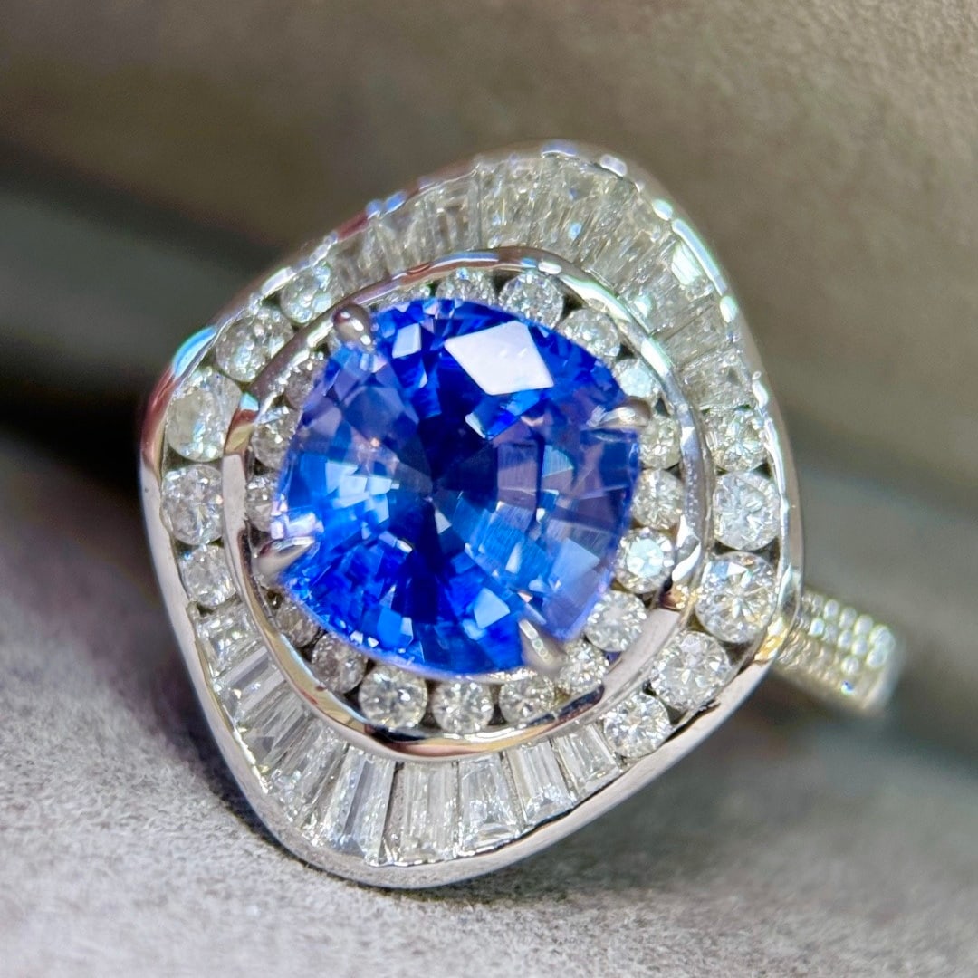 14k Gold 4.03 Ctw Natural Sapphire & Diamond Ring: Ref:231120335 // gold content:14k gold // ring size:7. 25us // // main gemstone:sapphire // shape:cushion // carat weight:2. 68ct // color:blue // treatment:natural // // adjacent gemstone 2 :