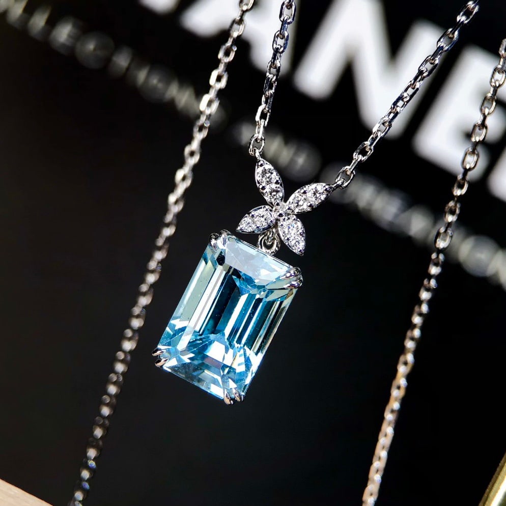 14k Gold 5.66 Ctw Natural Aquamarine & Diamond Necklace: Ref:231120355 // gold content:14k gold // main gemstone:aquamarine // shape:octagonal // carat weight:5. 55ct // color:blue // treatment:natural // // adjacent gemstone 2 : diamond // shape:round