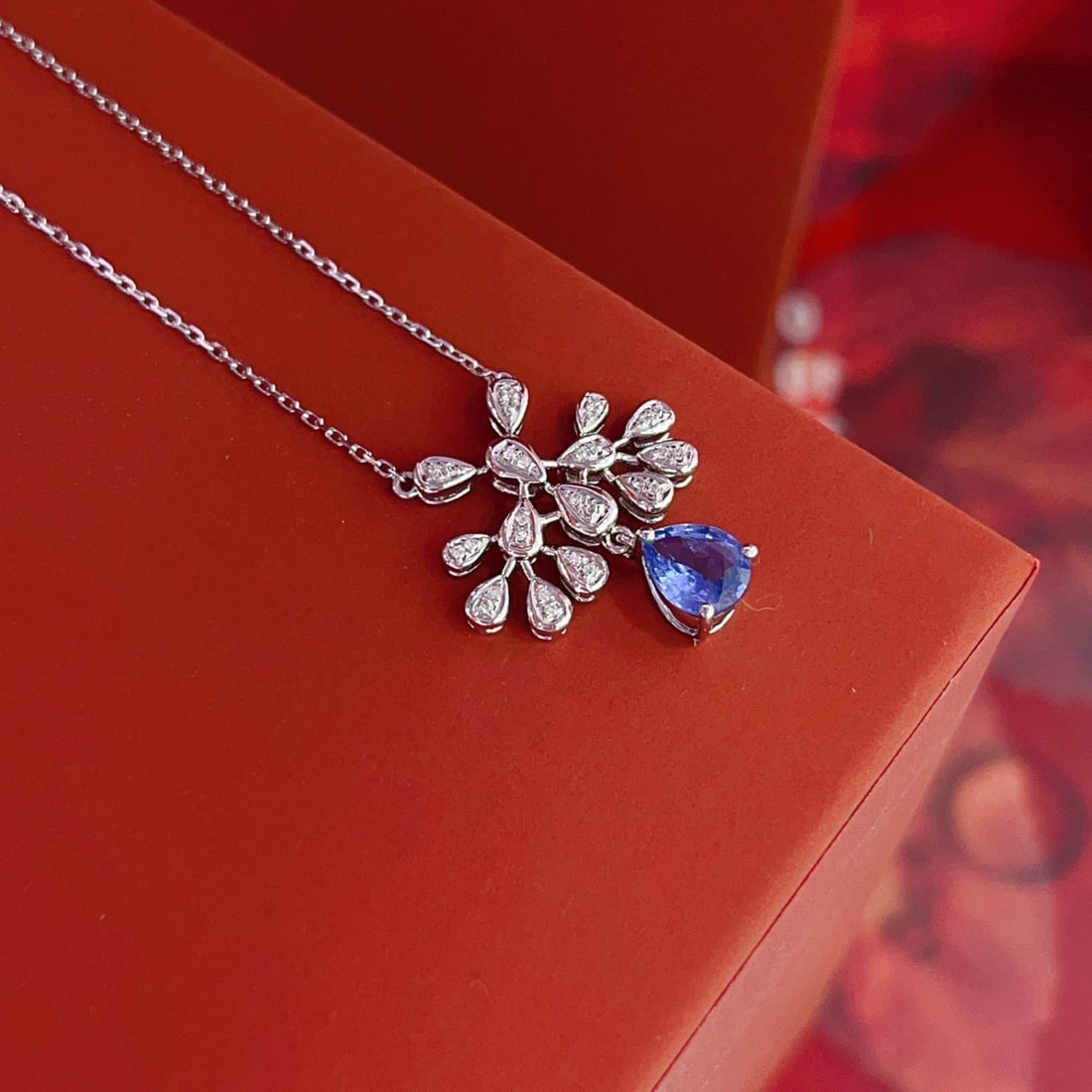 14k Gold 0.92 Ct Natural Sapphire & Diamond Necklace: Ref:231120404 // gold content:14k gold // main gemstone:sapphire // shape:pear // carat weight:0. 92ct // color:blue // treatment:natural // // adjacent gemstone 2 : diamond // number of stones:28