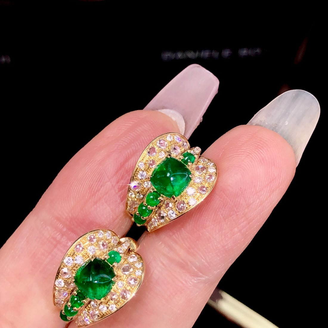 14k Gold 2.85 Ctw Vivid Green Natural Emerald & Diamond Earrings: Ref:231120420 // gold content:14k gold // main gemstone:emerald // shape:sugar-loaf // carat weight:2. 22ct // color:vivid green // treatment:natural // // adjacent gemstone 2 : diamond // shape:round