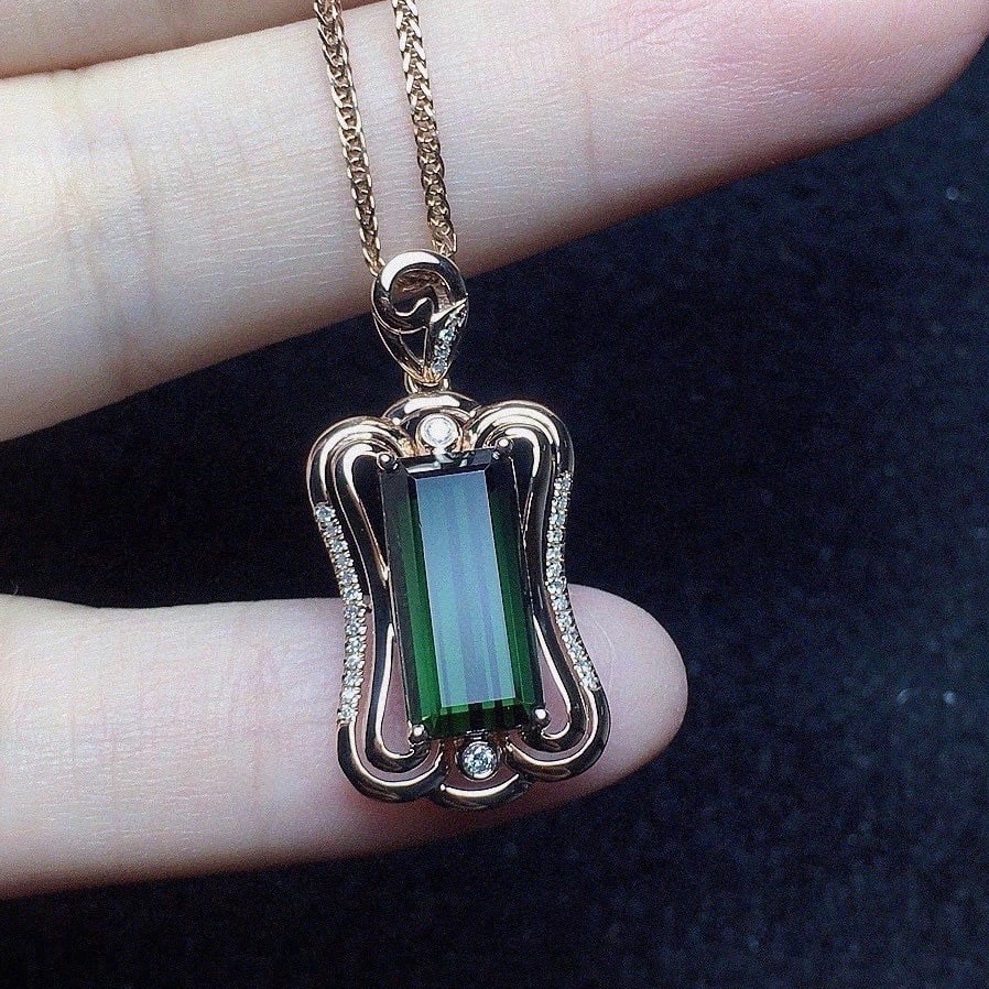 14k Gold 3.86 Ct Natural Tourmaline & Diamond Pendant( Without Chain ): Ref:231120428 // gold content:14k gold // main gemstone:tourmaline // shape:octagonal // carat weight:3. 86ct // color:green // treatment:natural // // adjacent gemstone 2 : diamond // shape:round