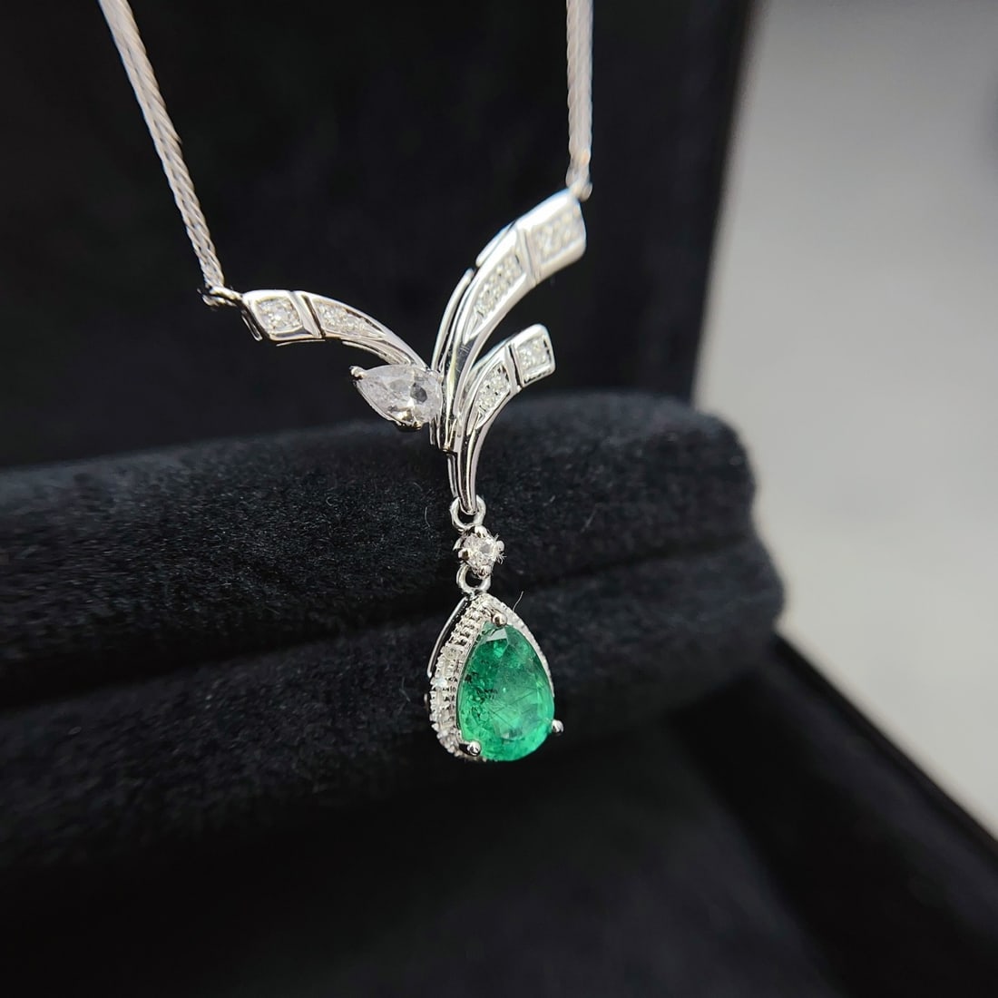 14k Gold 0.70 Ct Natural Emerald & Diamond & Sapphire Necklace: Ref:231120440 // gold content:14k gold // main gemstone:emerald // shape:pear // carat weight:0. 70ct // color:green // treatment:natural // // adjacent gemstone 2 : diamond // number of stones:22