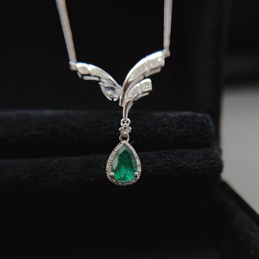 14k Gold 0.70 Ct Natural Emerald & Diamond & Sapphire Necklace - 3