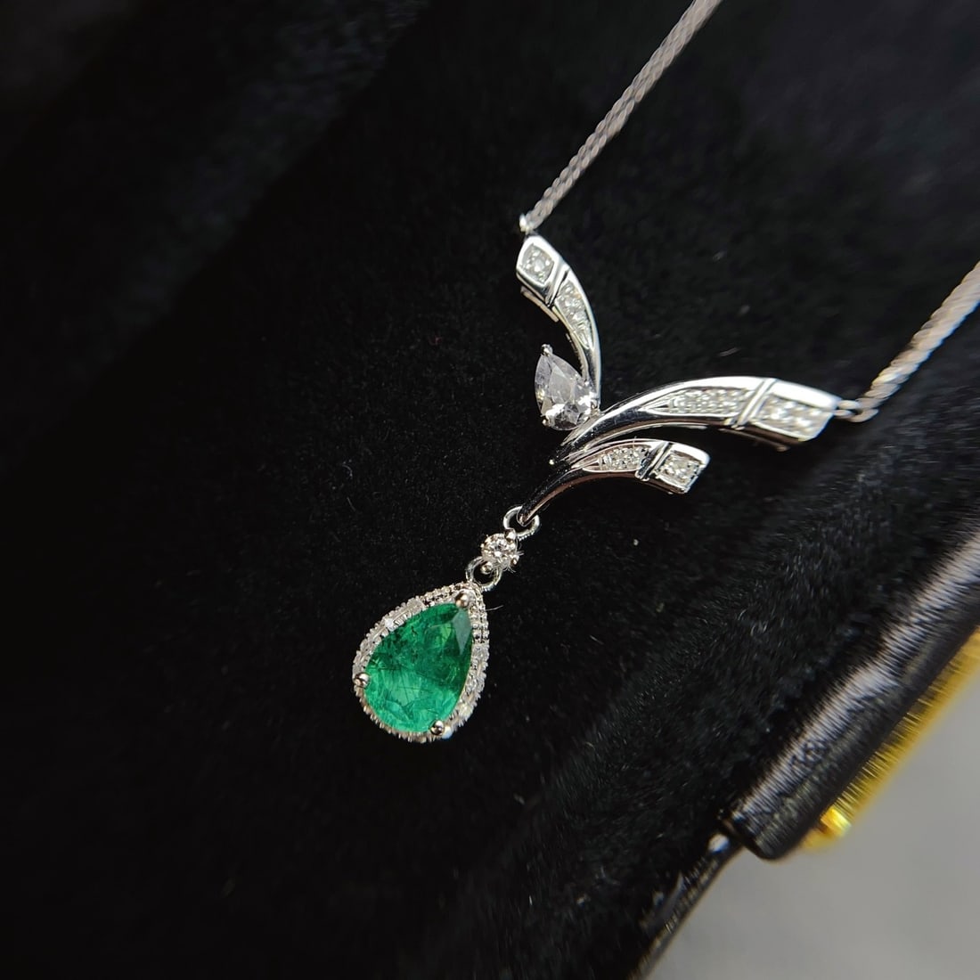 14k Gold 0.70 Ct Natural Emerald & Diamond & Sapphire Necklace - 4