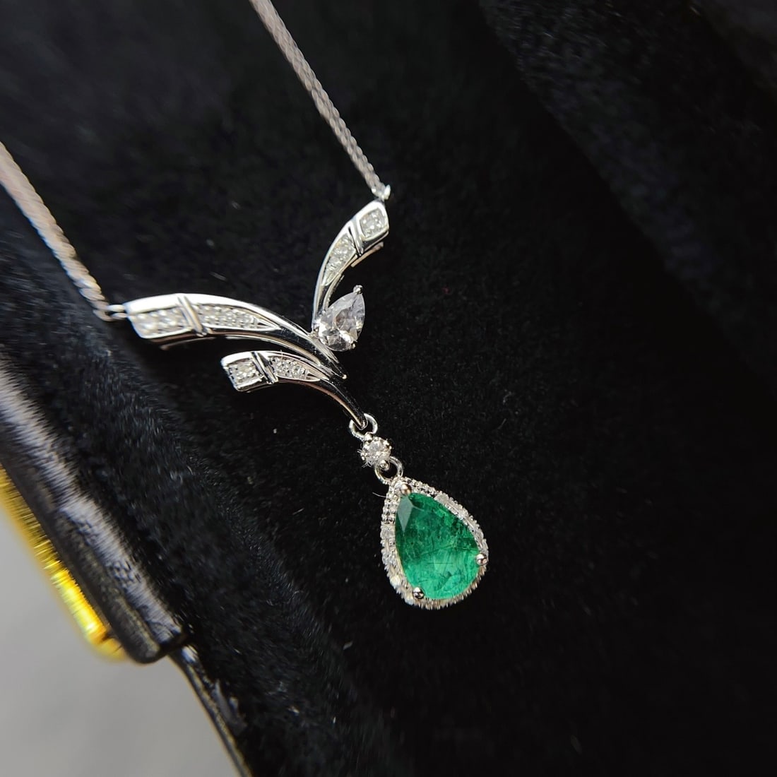 14k Gold 0.70 Ct Natural Emerald & Diamond & Sapphire Necklace - 5