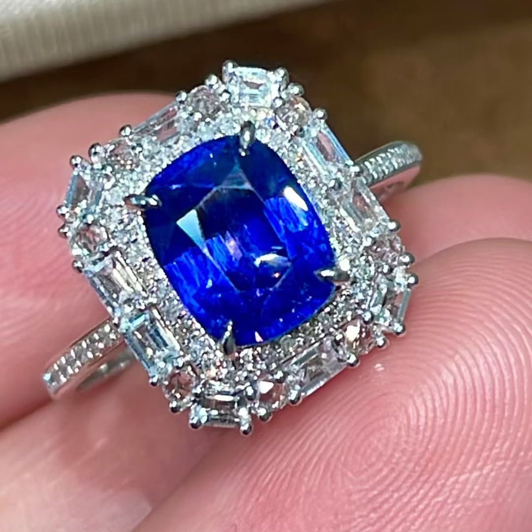 14k Gold 2.5 Ct Natural Sapphire & Diamond & Sapphire Ring: Ref:231117072 // gold content:14k gold // ring size:7. 25us // // main gemstone:sapphire // shape:oval // carat weight:2. 5ct // color:blue // treatment:natural // // adjacent gemstone 2 : diamond