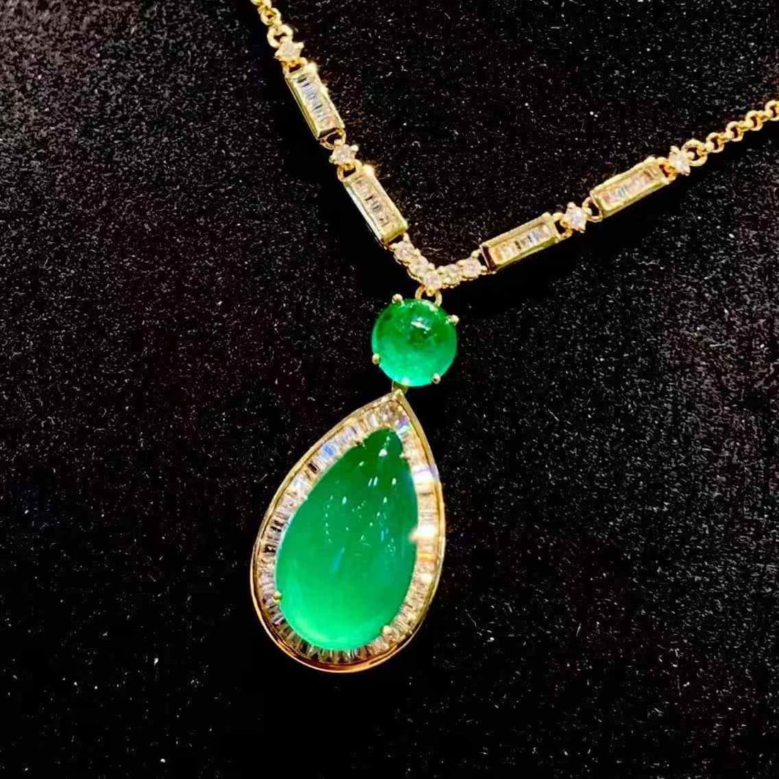 14k Gold 4.69 Ct Vivid Green Natural Emerald & Diamond Necklace - 4