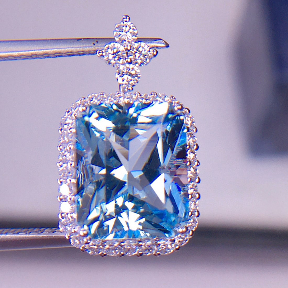 14k Gold 3.82 Ct Natural Aquamarine & Diamond Pendant( Without Chain ): Ref:231117241 // gold content:14k gold // main gemstone:aquamarine // shape:octagonal // carat weight:3. 82ct // color:santa maria color // treatment:natural // // adjacent gemstone 2 : diamond //