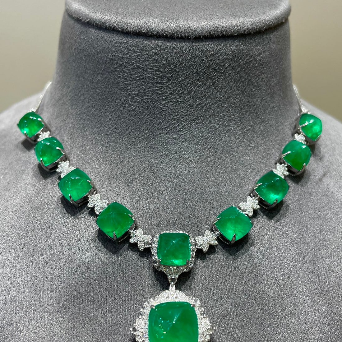 14k Gold 27.5 Ctw Vivid Green Natural Emerald & Diamond Necklace: Ref:231118038 // gold content:14k gold // main gemstone:emerald // shape:sugar-loaf // carat weight:27ct // color:vivid green // treatment:natural // // adjacent gemstone 2 : diamond // shape:round