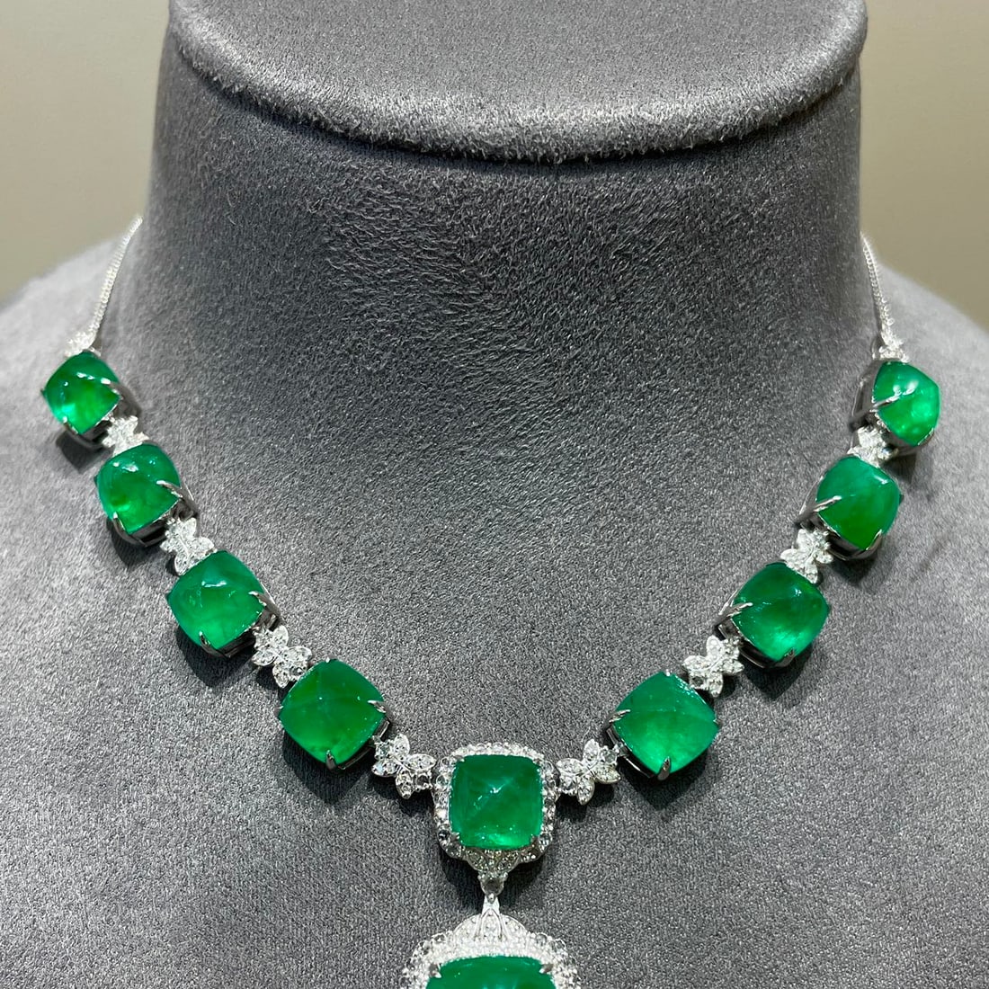 14k Gold 27.5 Ctw Vivid Green Natural Emerald & Diamond Necklace - 2