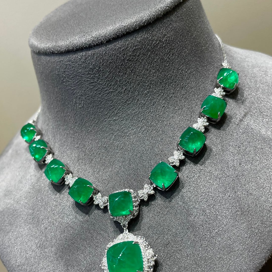 14k Gold 27.5 Ctw Vivid Green Natural Emerald & Diamond Necklace - 3