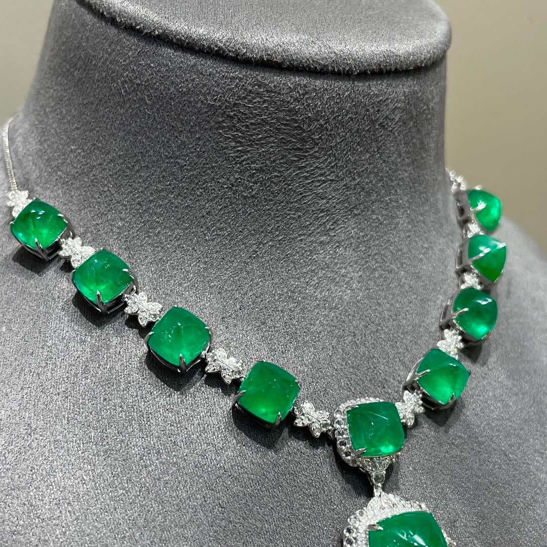 14k Gold 27.5 Ctw Vivid Green Natural Emerald & Diamond Necklace - 4