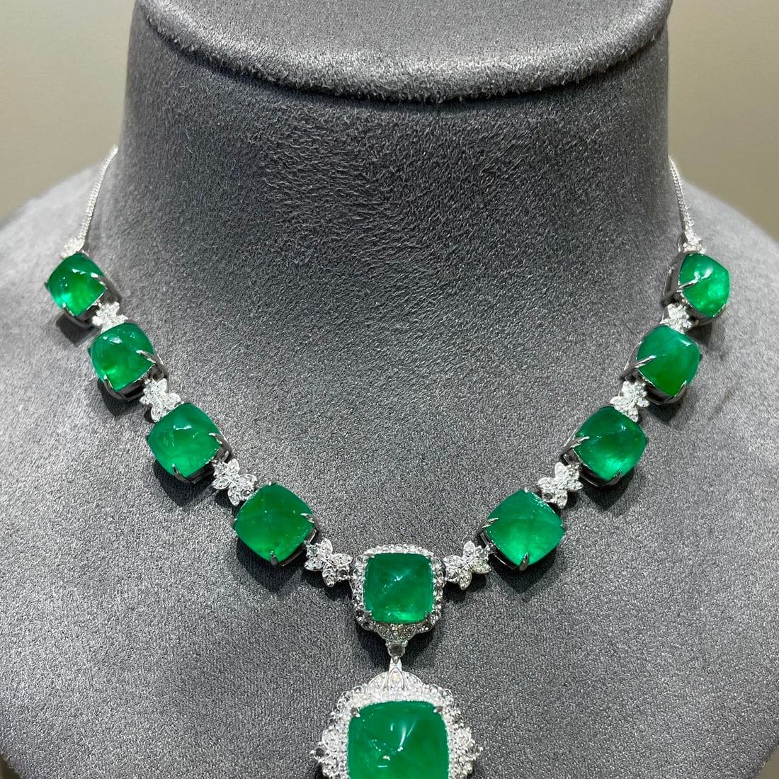 14k Gold 27.5 Ctw Vivid Green Natural Emerald & Diamond Necklace - 5