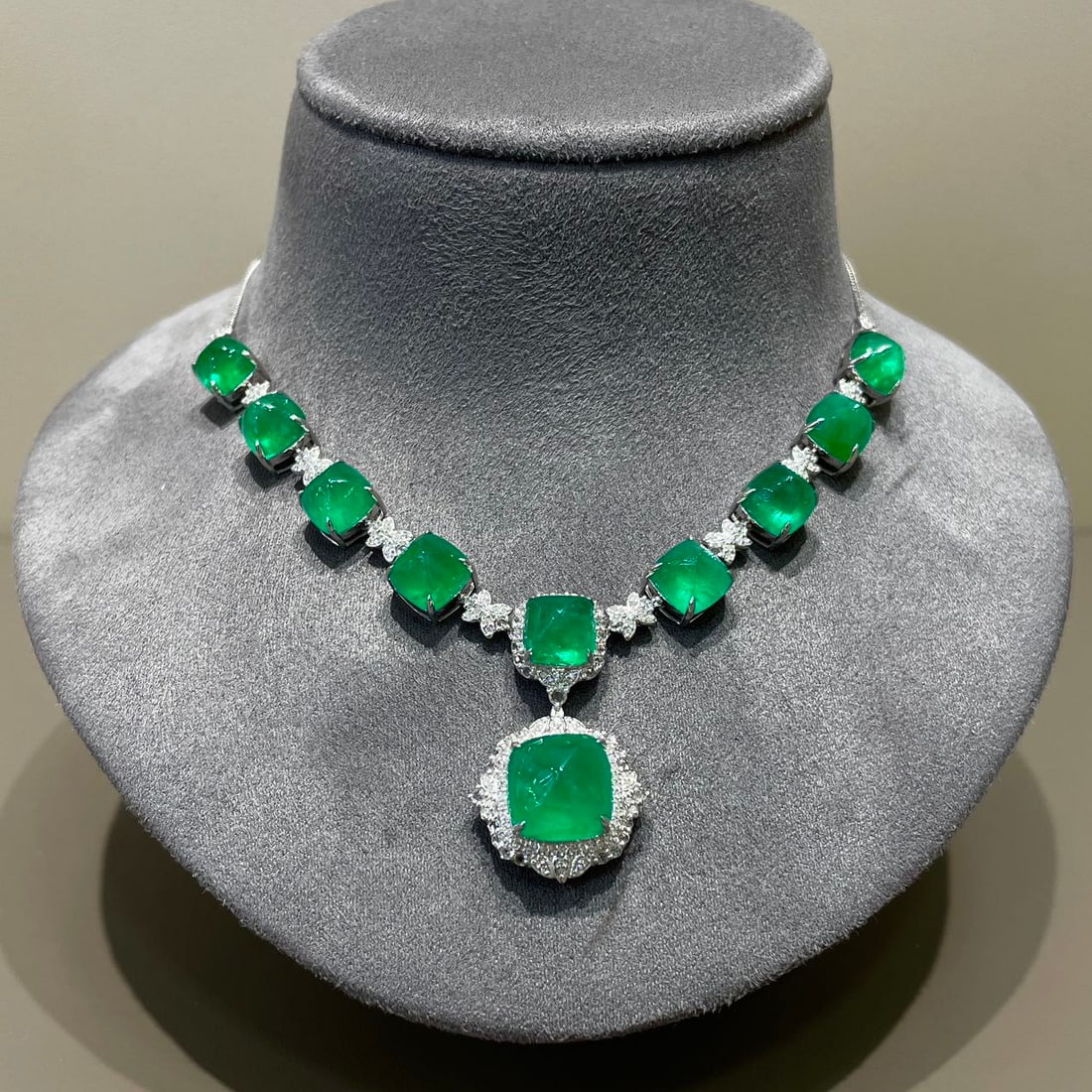 14k Gold 27.5 Ctw Vivid Green Natural Emerald & Diamond Necklace - 6