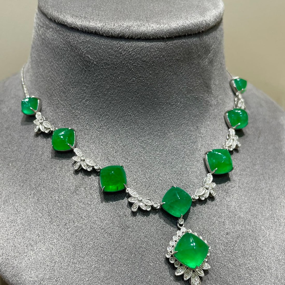 14k Gold 18.88 Ct Vivid Green Natural Emerald & Diamond Necklace - 3