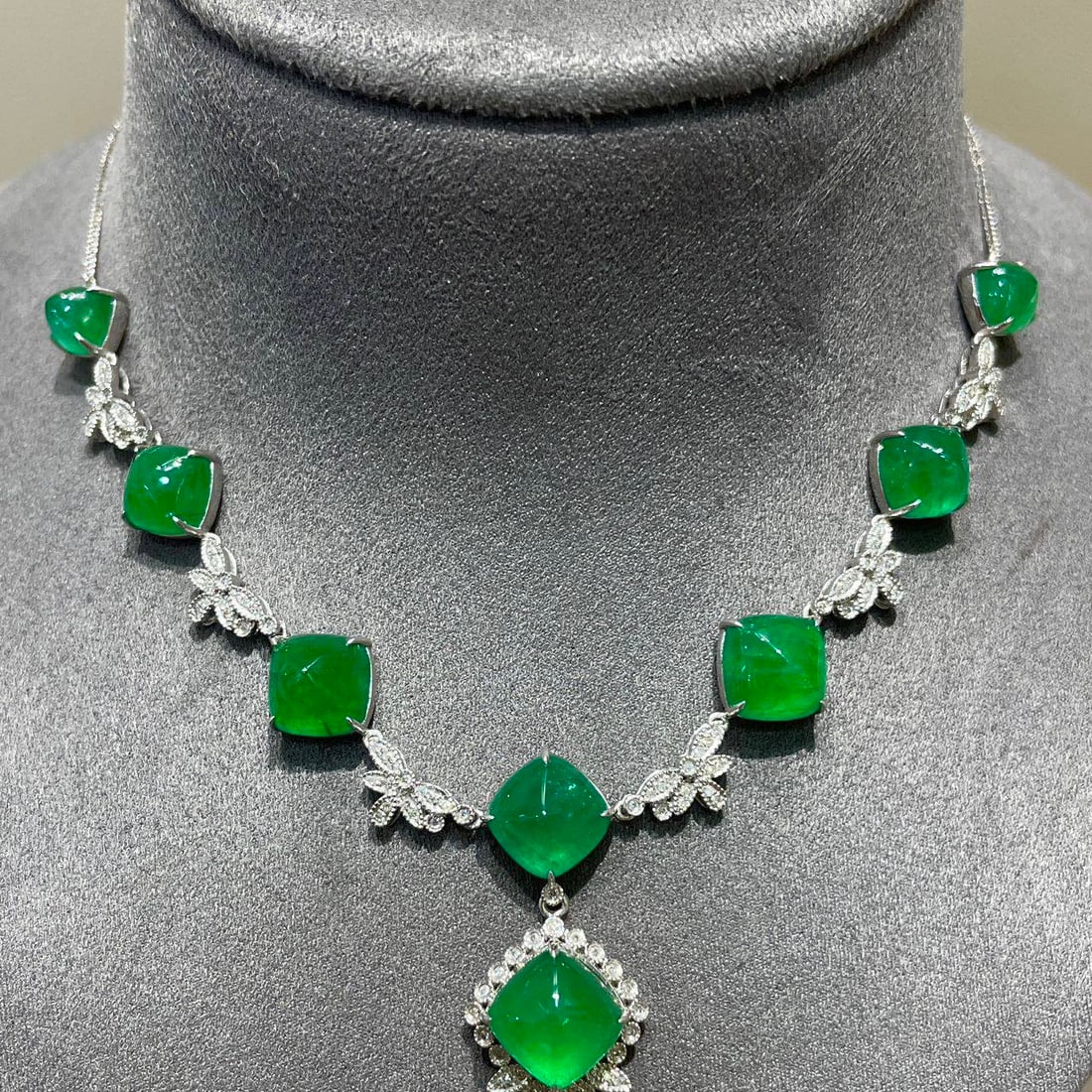 14k Gold 18.88 Ct Vivid Green Natural Emerald & Diamond Necklace - 4