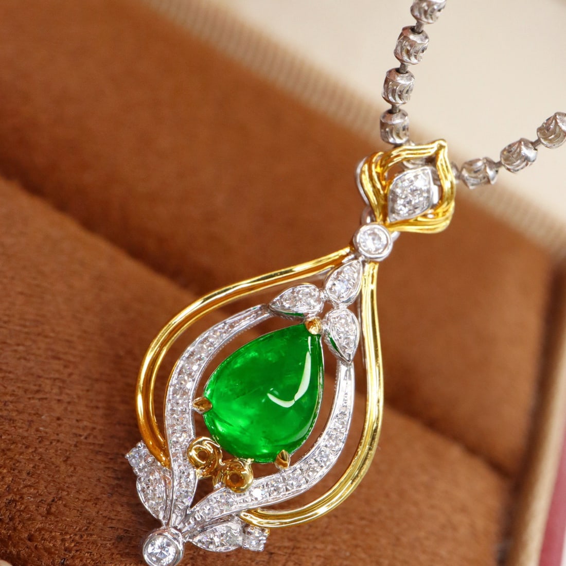 14k Gold 1.10 Ctw Vivid Green Natural Emerald & Diamond Pendant( Without Chain ): Ref:231118094 // gold content:14k gold // main gemstone:emerald // shape:pear // carat weight:1. 00ct // color:vivid green // treatment:natural // // adjacent gemstone 2 : diamond // shape:round //