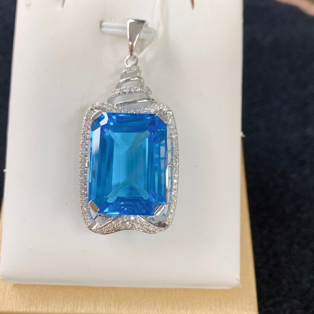 14k Gold 27.65 Ctw Natural Topaz & Diamond Pendant( Without Chain ): Ref:231118098 // gold content:14k gold // main gemstone:topaz // shape:octagonal // carat weight:27. 23ct // color:blue // treatment:natural // // adjacent gemstone 2 : diamond // number of