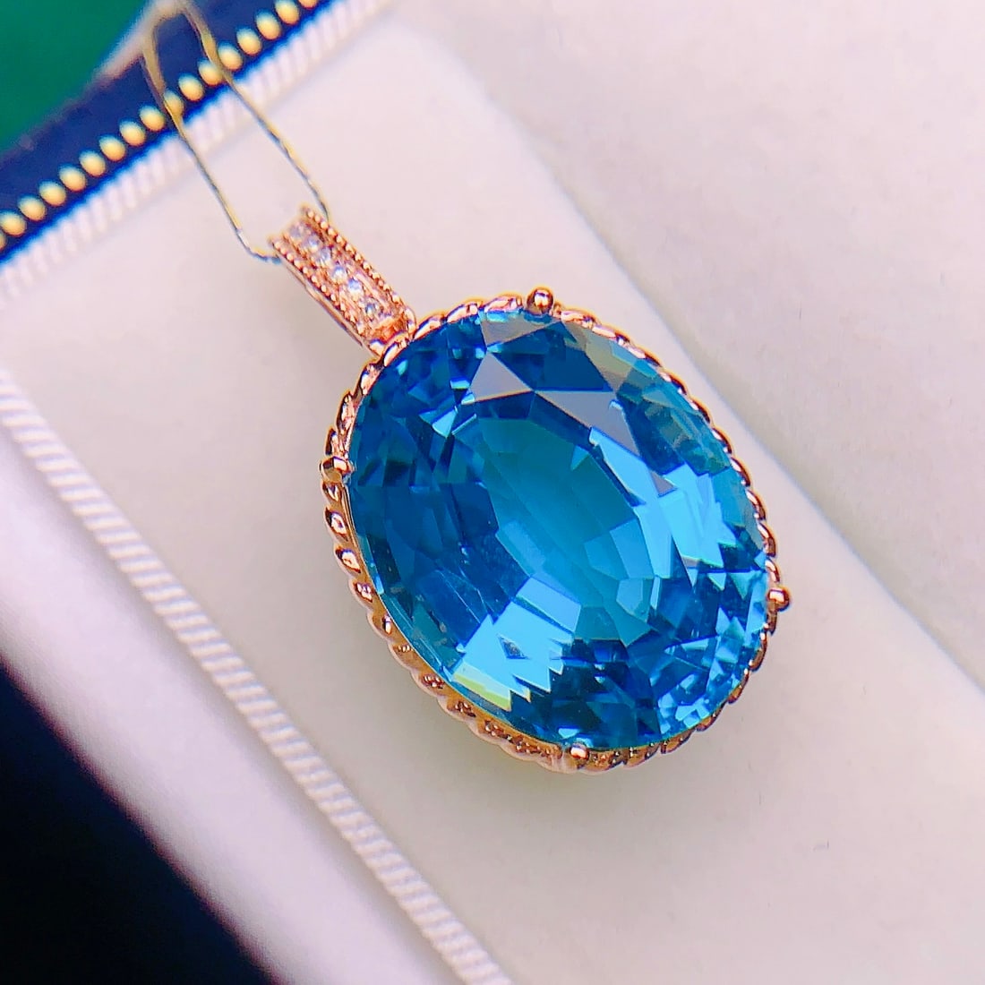 14k Gold 19.72 Ctw Natural Topaz & Diamond Pendant( Without Chain ): Ref:231118109 // gold content:14k gold // main gemstone:topaz // shape:oval // carat weight:19. 7ct // color:blue // treatment:natural // // adjacent gemstone 2 : diamond // number of stones:7 // shap