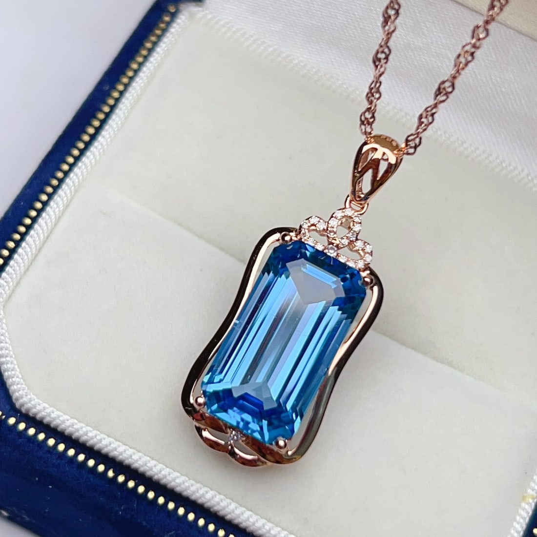 14k Gold 11.41 Ctw Natural Topaz & Diamond Pendant( Without Chain ): Ref:231118111 // gold content:14k gold // main gemstone:topaz // shape:octagonal // carat weight:11. 35ct // color:blue // treatment:natural // // adjacent gemstone 2 : diamond // number of stones:21