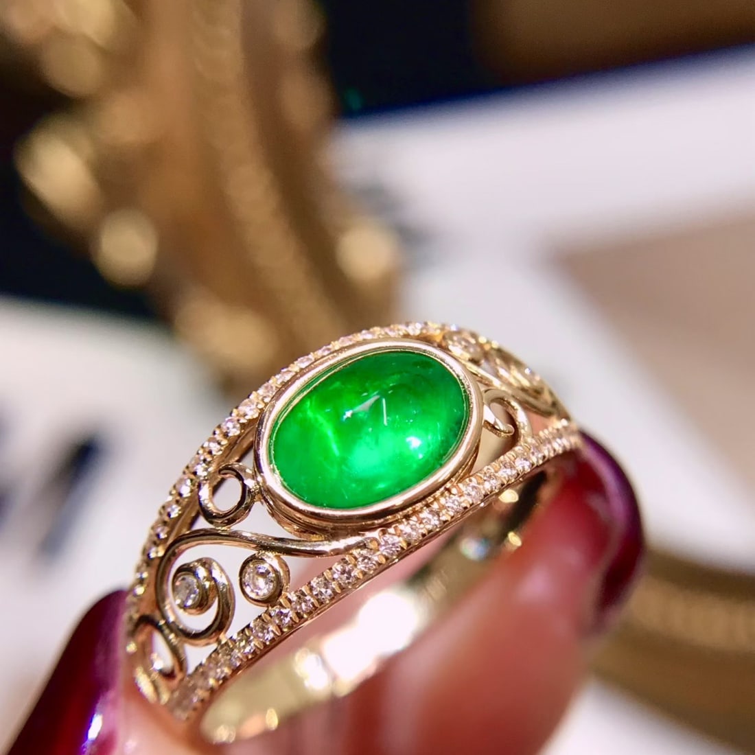 14k Gold 1.44 Ctw Vivid Green Natural Emerald & Diamond Ring: Ref:231118156 // gold content:14k gold // ring size:7. 25us // // main gemstone:emerald // shape:oval // carat weight:1. 2ct // color:vivid green // treatment:natural // // adjacent gemstone 2 :