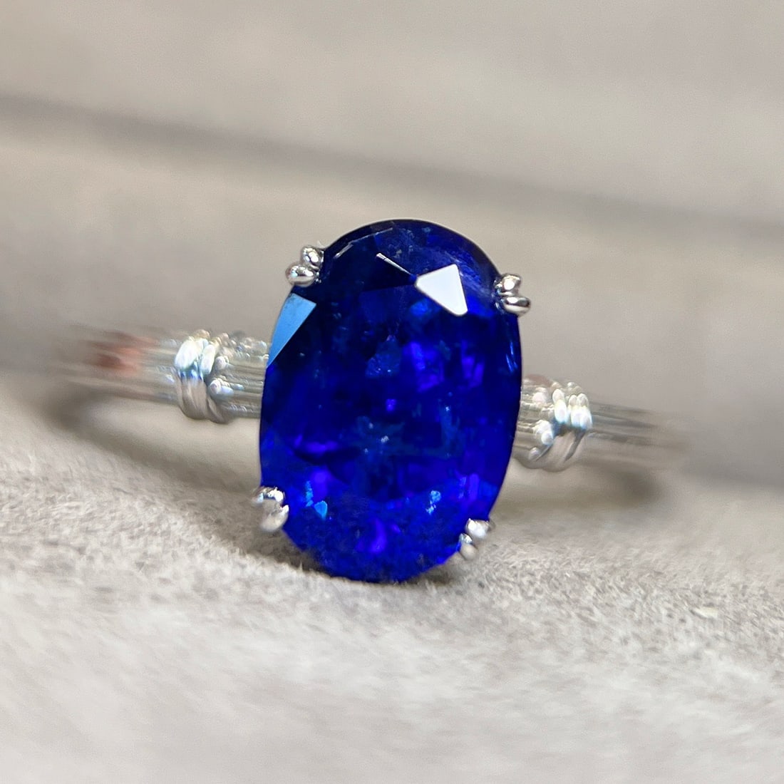 14k Gold 3.09 Ct Vivid Blue Natural Sapphire Ring - 2