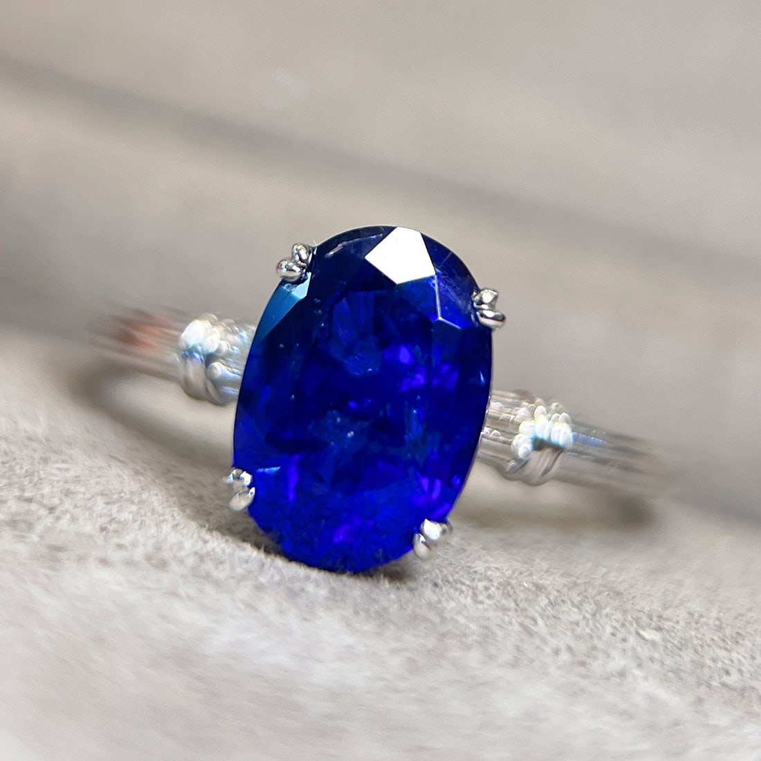 14k Gold 3.09 Ct Vivid Blue Natural Sapphire Ring - 3