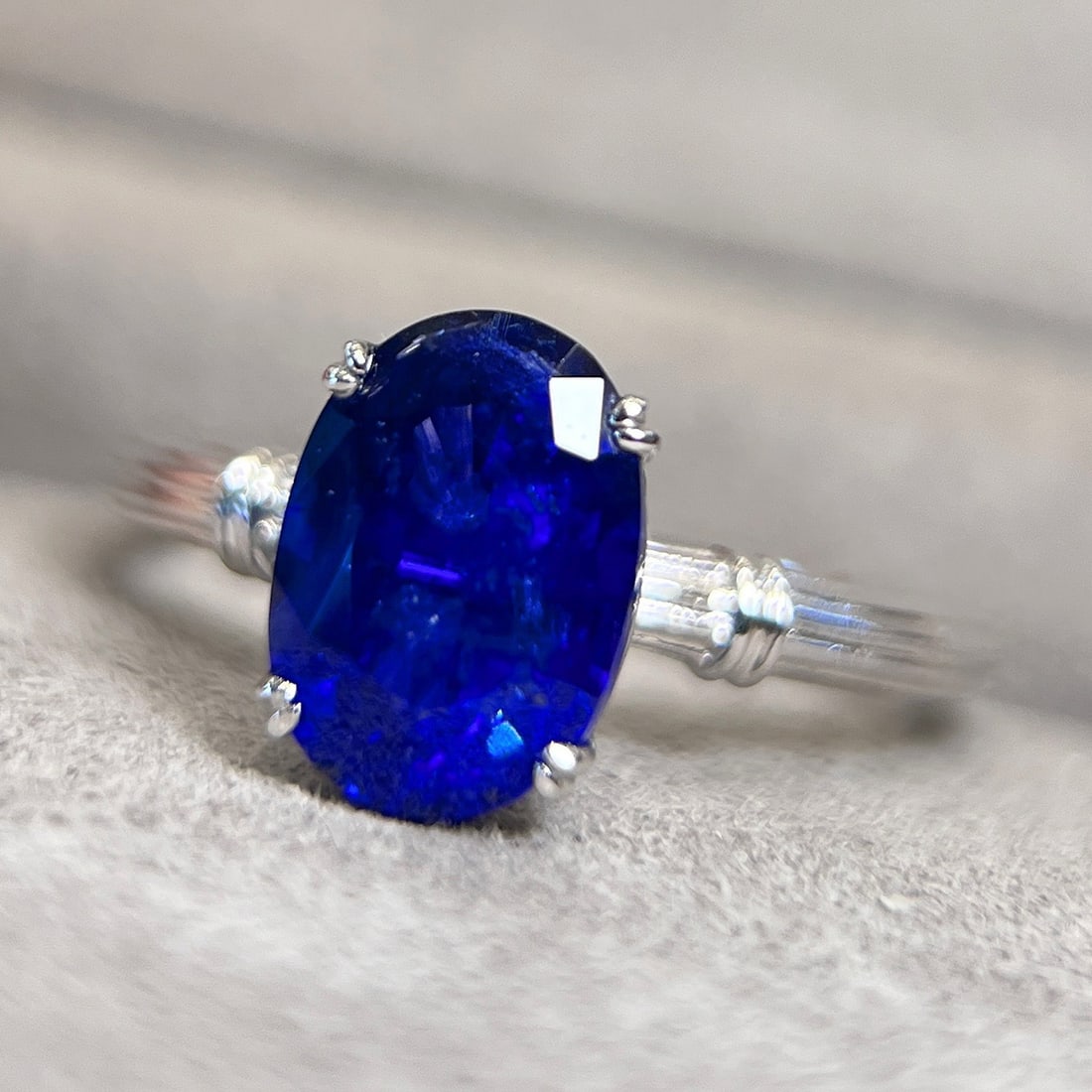 14k Gold 3.09 Ct Vivid Blue Natural Sapphire Ring - 4