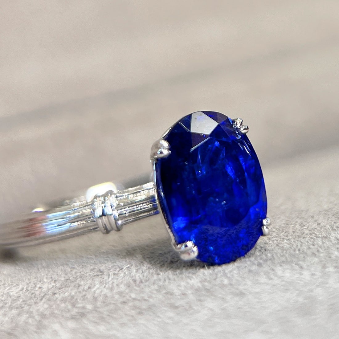 14k Gold 3.09 Ct Vivid Blue Natural Sapphire Ring - 6