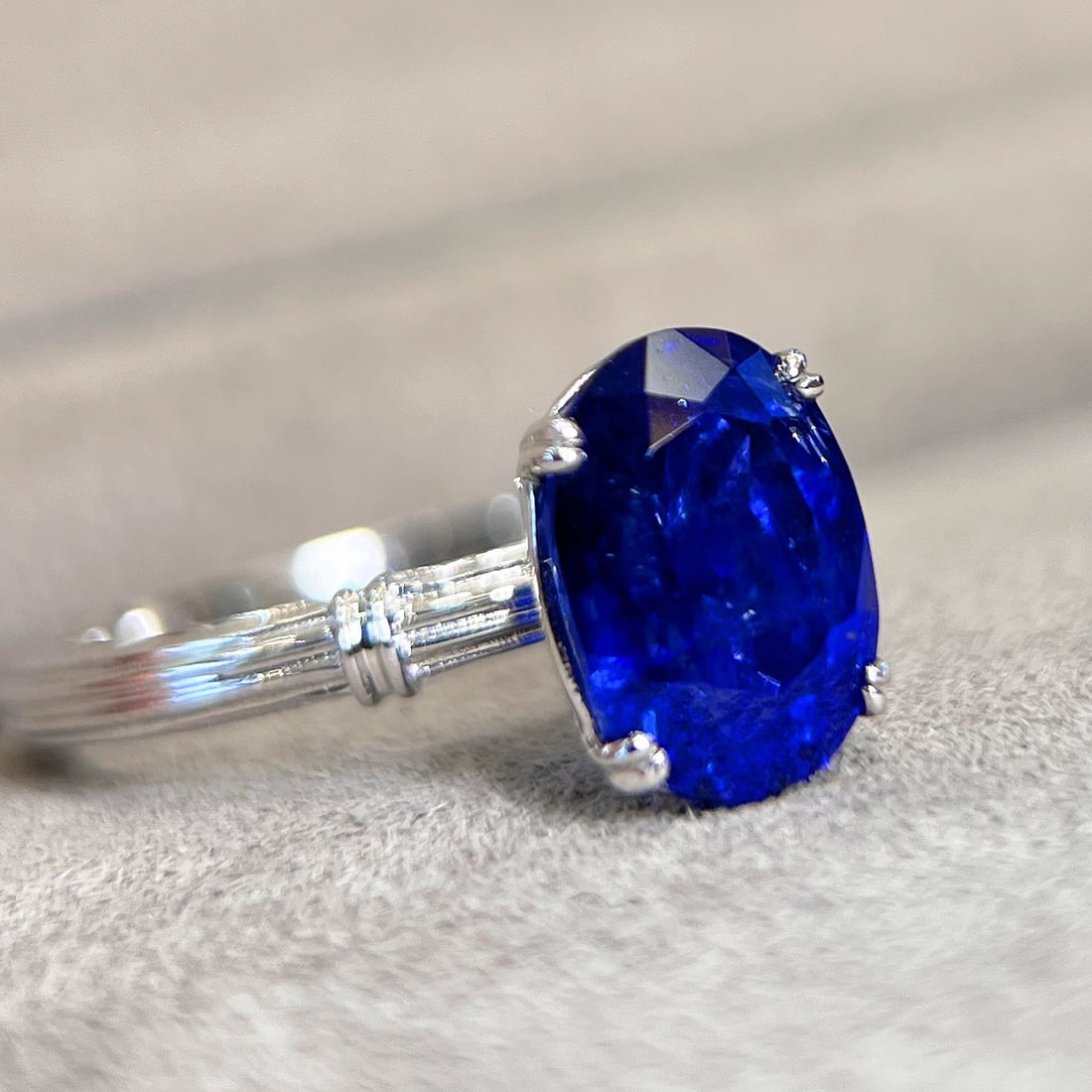 14k Gold 3.09 Ct Vivid Blue Natural Sapphire Ring - 7
