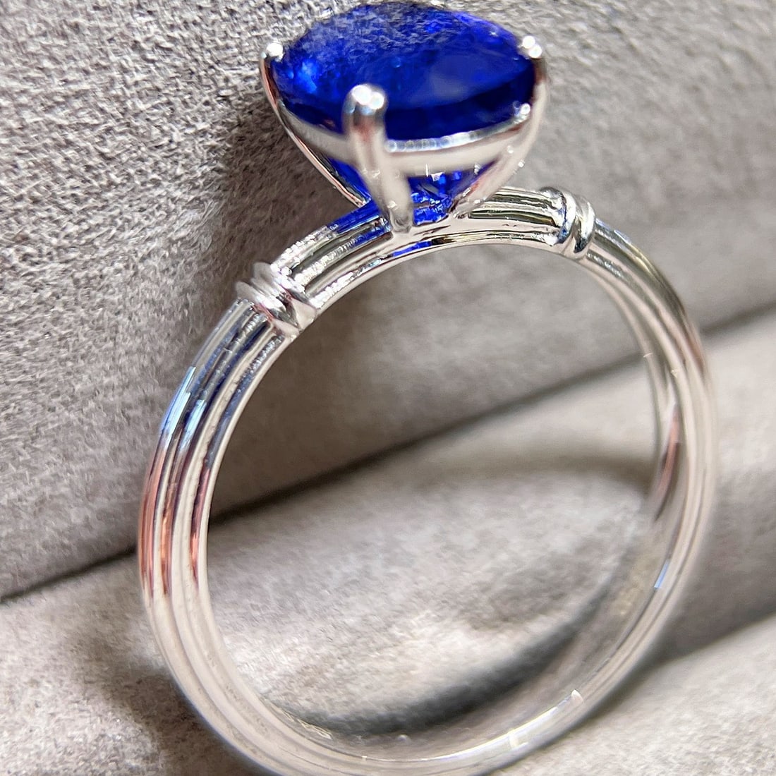 14k Gold 3.09 Ct Vivid Blue Natural Sapphire Ring - 8