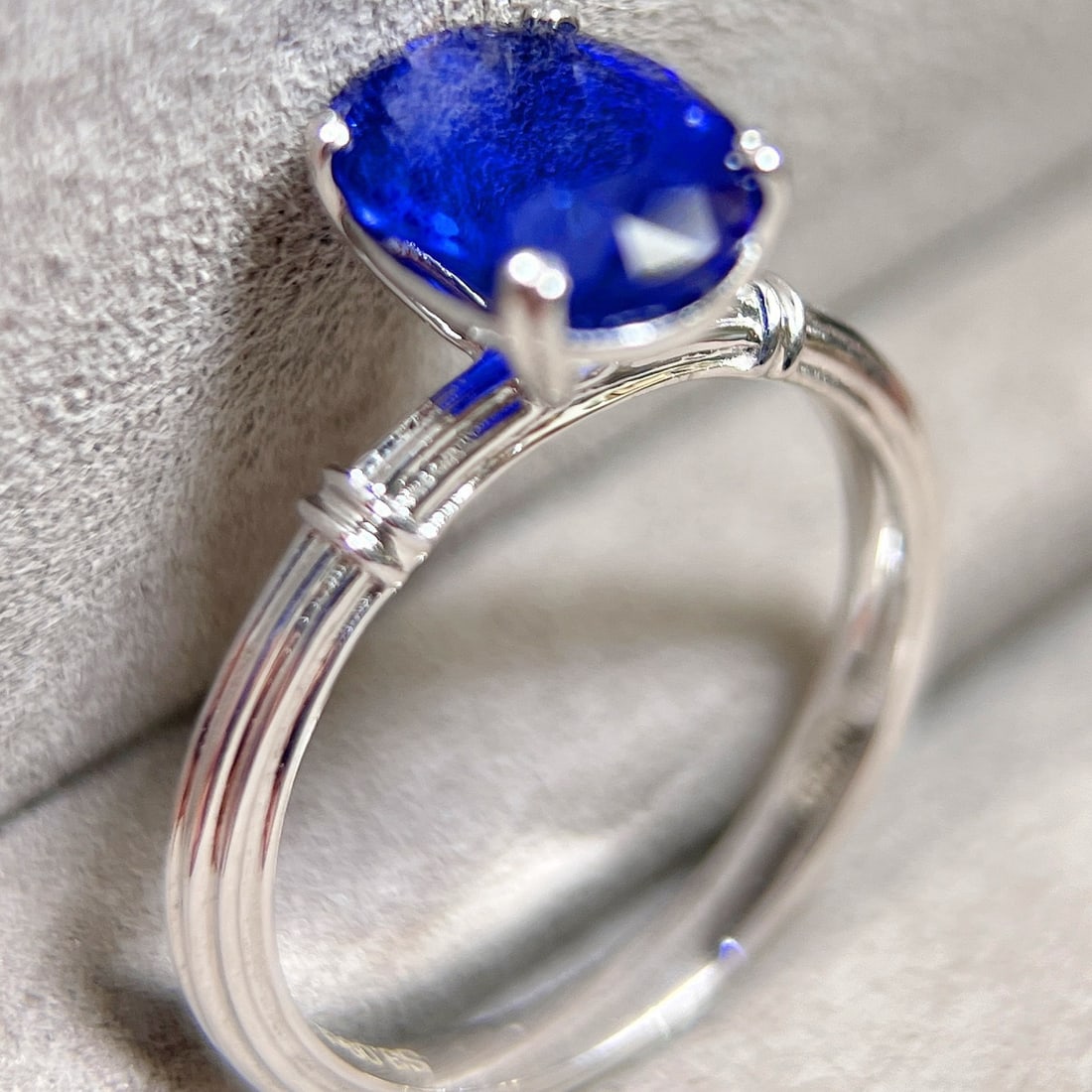 14k Gold 3.09 Ct Vivid Blue Natural Sapphire Ring - 9