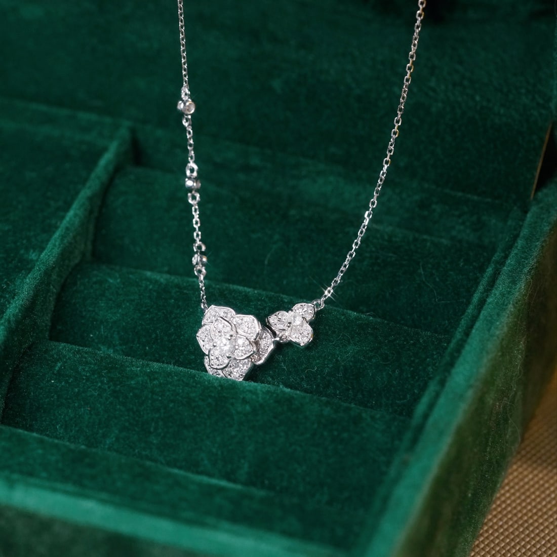 14k Gold 0.45 Ct Natural H Diamond & Flowers Necklace: Ref:231118218 // gold content:14k gold // main gemstone:diamond // shape:round // carat weight:0. 45ct // clarity grade:vs-si // color:h // treatment:natural // cut grade:g // Condition: NewLow