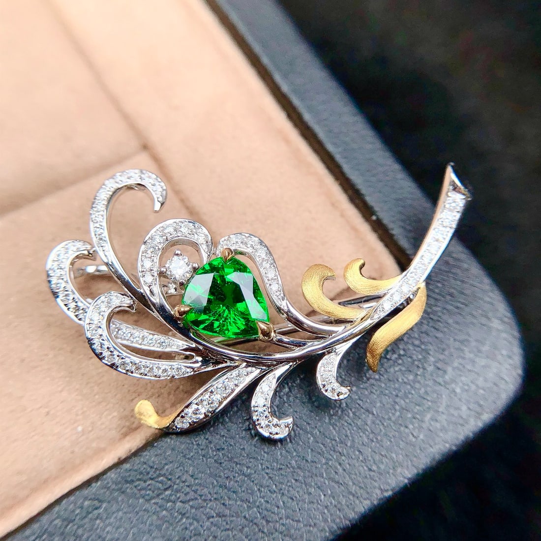 14k Gold 1.39 Ctw Vivid Green Natural Tsavorite & Diamond Brooch/pendant( Without Chain ) - 5