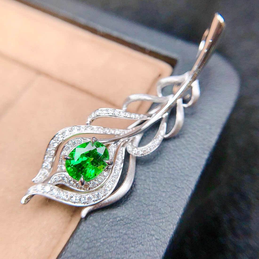 14k Gold 1.40 Ctw Vivid Green Natural Tsavorite & Diamond Brooch/pendant( Without Chain ) - 3