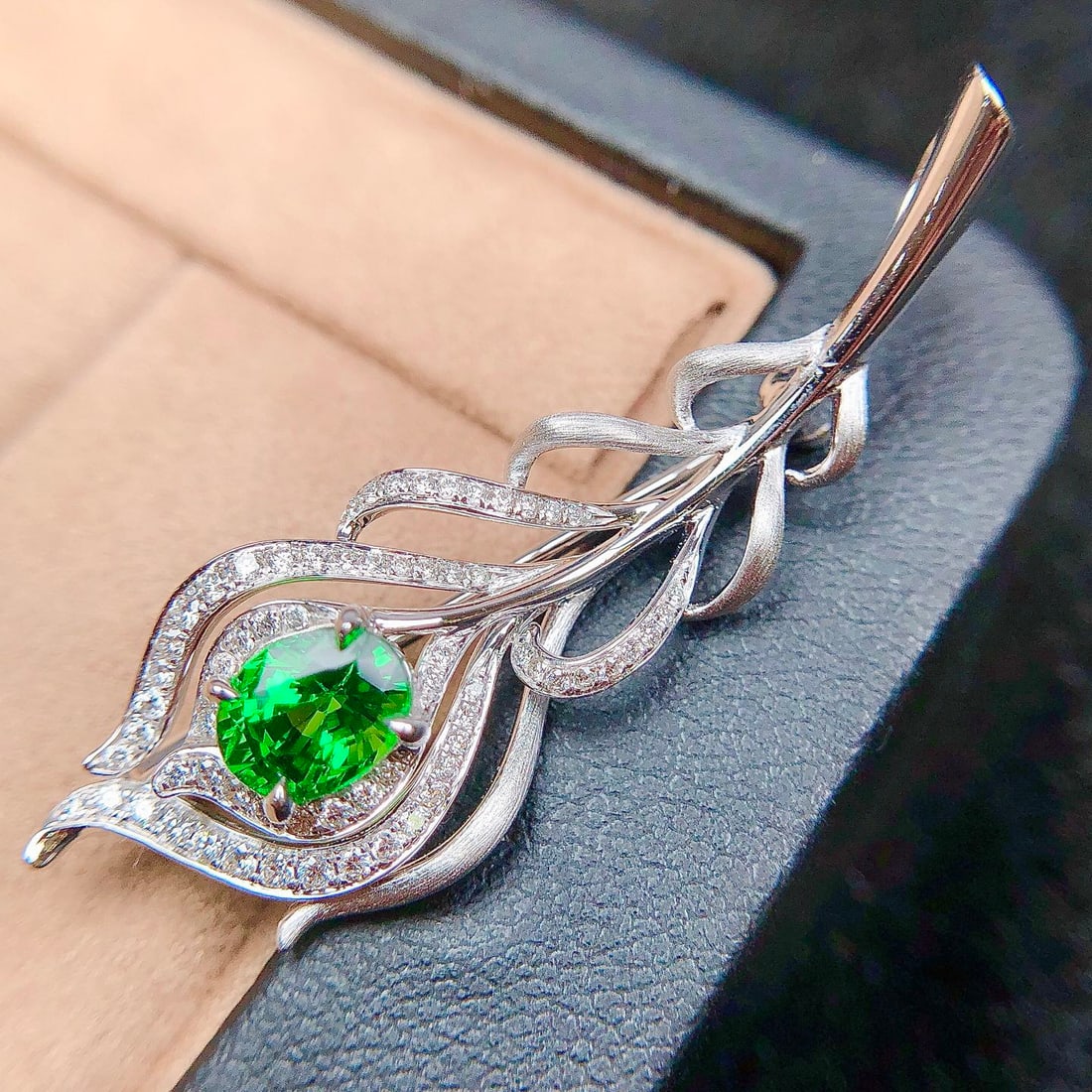 14k Gold 1.40 Ctw Vivid Green Natural Tsavorite & Diamond Brooch/pendant( Without Chain ) - 4