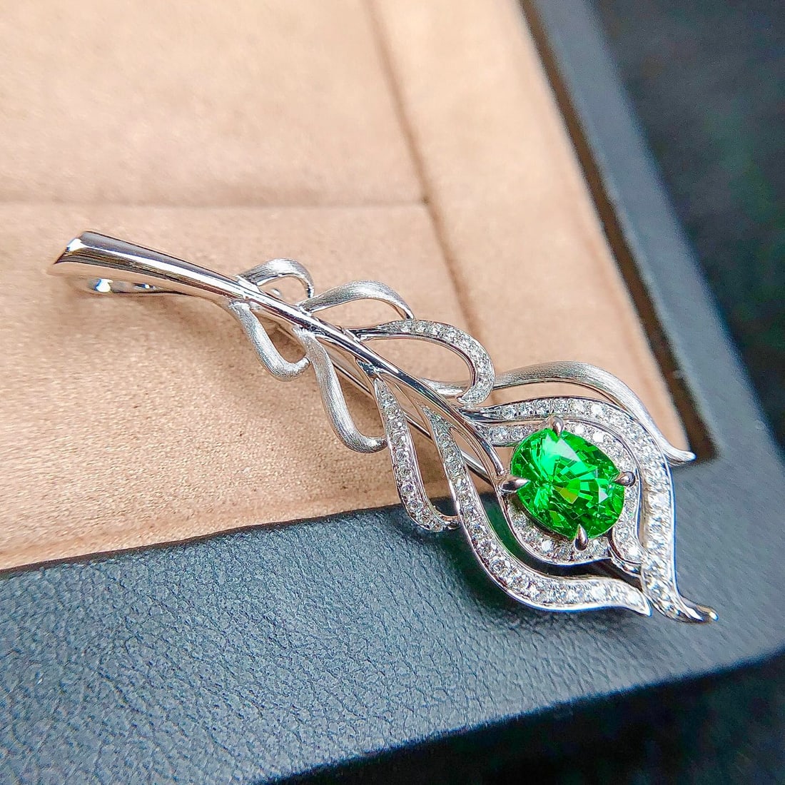 14k Gold 1.40 Ctw Vivid Green Natural Tsavorite & Diamond Brooch/pendant( Without Chain ) - 6