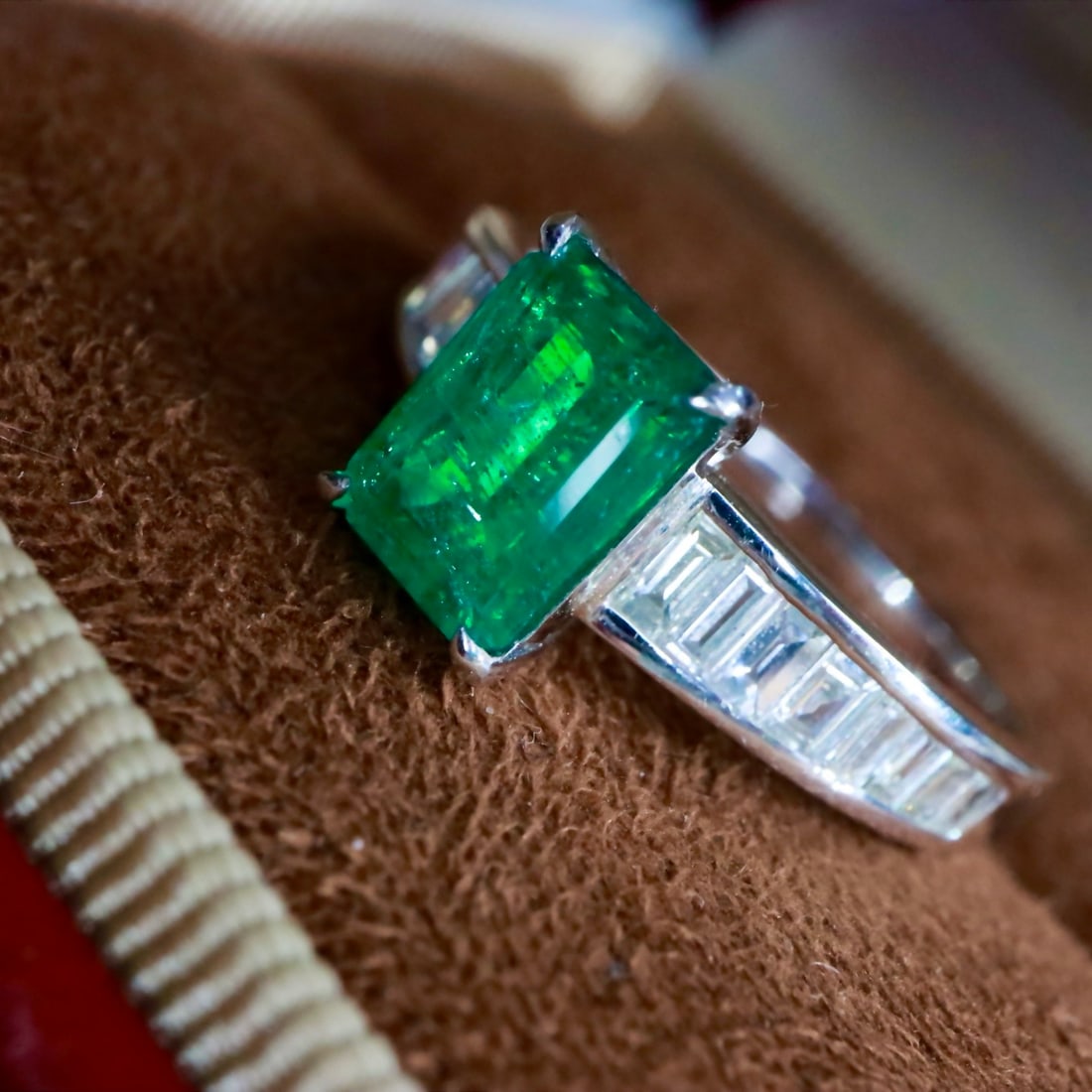 14k Gold 1.68 Ctw Vivid Green Natural Emerald & Diamond Ring - 3